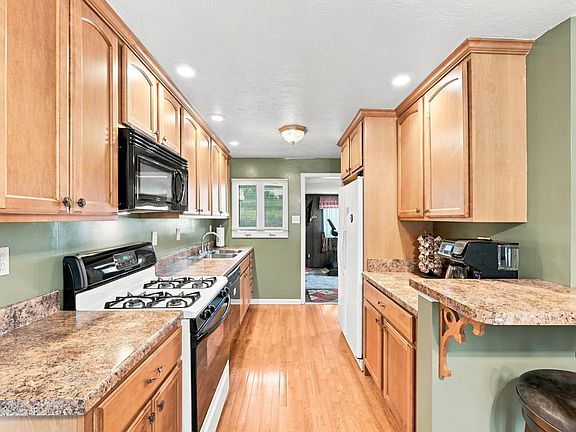 4th image of 675 Meadow Ln