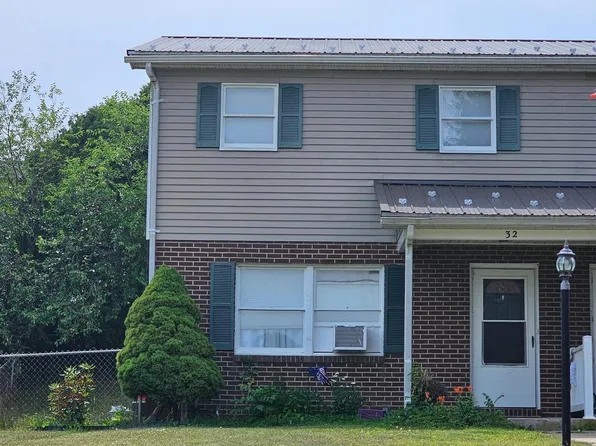 32 Surrey Dr, Chambersburg, PA 17201