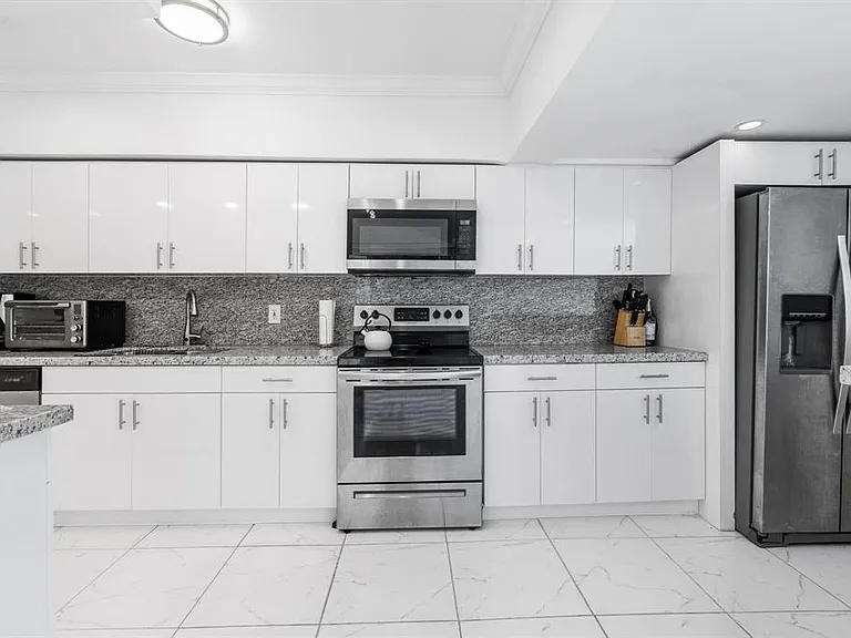 2440 SW 16th St — Photo 18