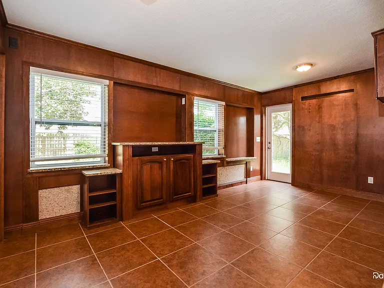 556 Silvergate Loop — Photo 8