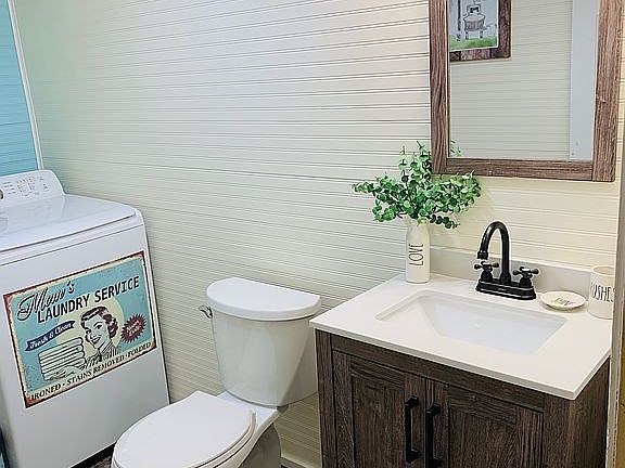 D/STR 1/2 bath & Laundry Rm.