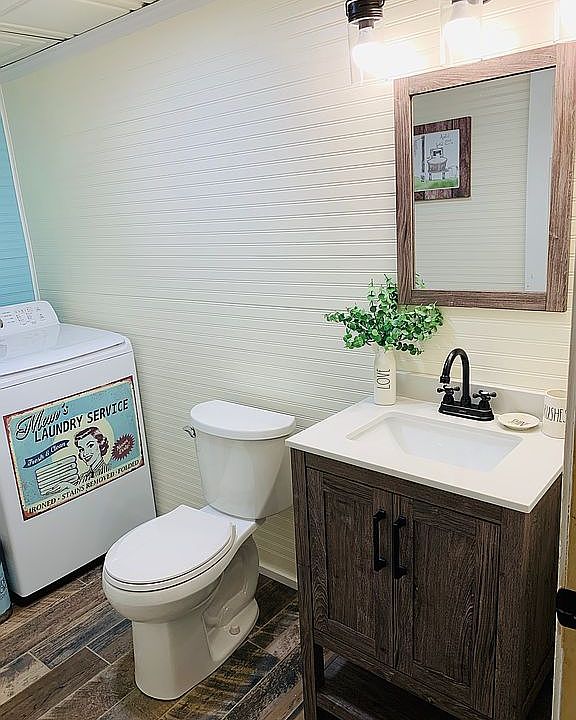 D/STR 1/2 bath & Laundry Rm.