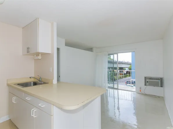 2873 S King St #203, Honolulu, HI 96826