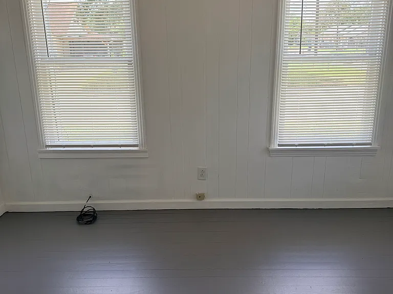 302 E Strand St — Photo 4