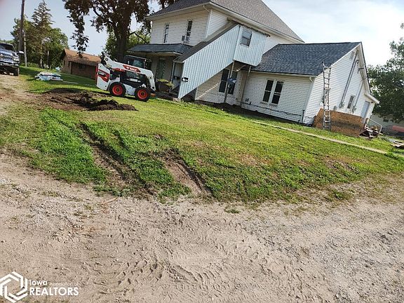 3rd image of 201 SE Locust St