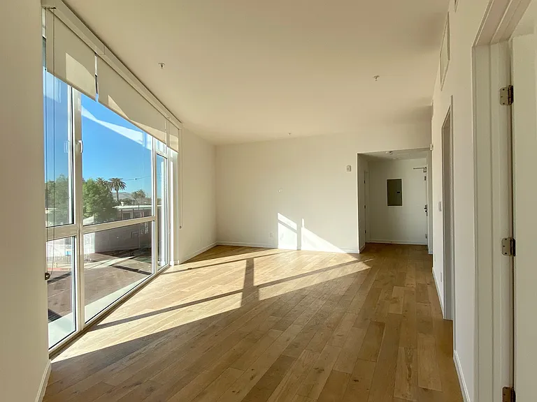 5135 W Adams Blvd #301 — Photo 7