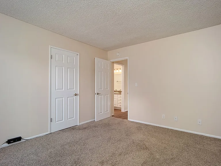 St. Charles Oaks Apartments — Photo 17