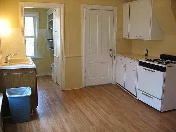 Lwr apt kitchen.