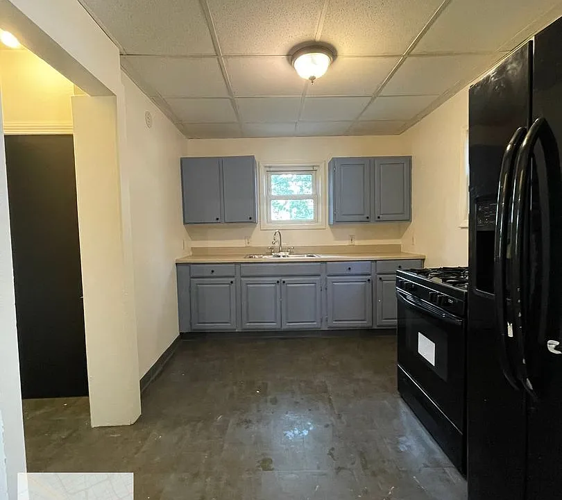 24 E Alexis St