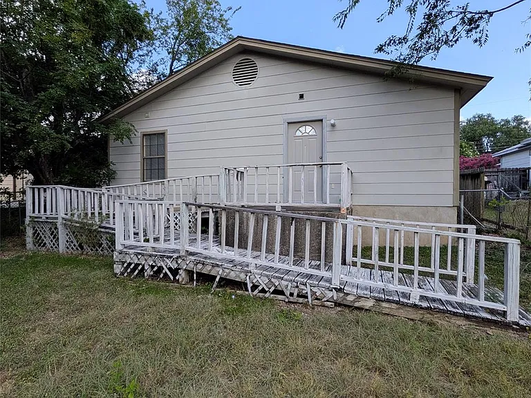 1507 Earle St — Photo 17