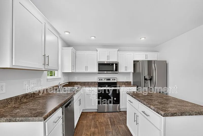 4 bed, 2.0 bath, 2672 sqft, $2,300 — Photo 3