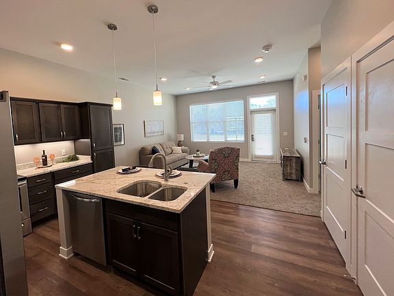 4th image of 1821 Hillcrest Dr #207