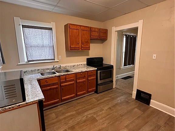 5th image of 132 Bacon St