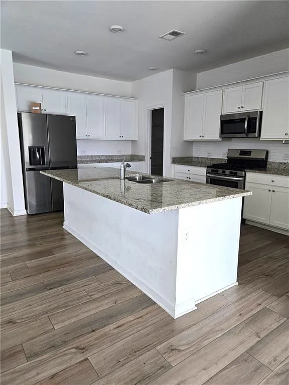 6 bed, 3.0 bath, 2520 sqft, $2,600 — Photo 2