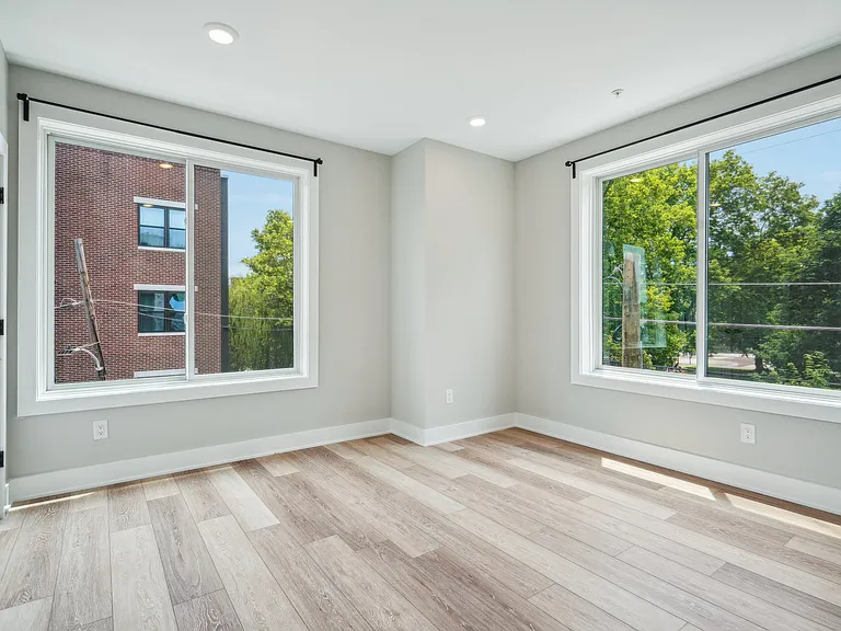 2635 W Jefferson St #201 — Photo 3