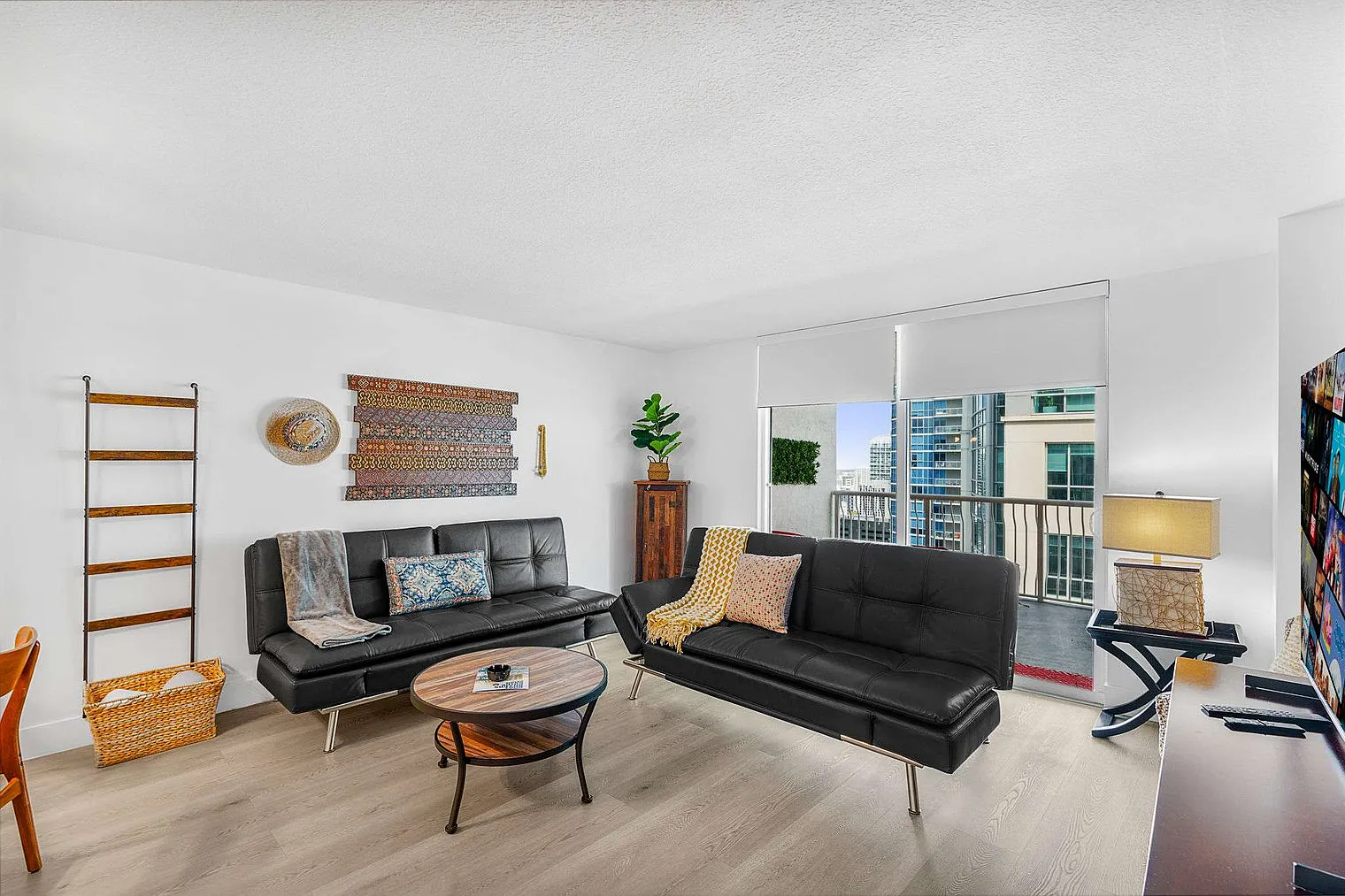 1 bed, 1.0 bath, 807 sqft, $3,275 — Photo 2