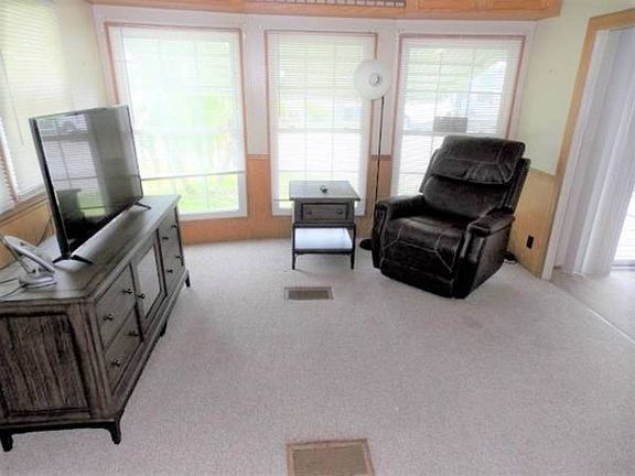 3rd image of 38629 5 Oak Ln