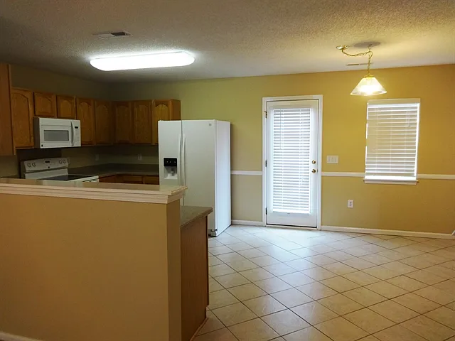 5 bed, 2.5 bath, 2221 sqft, $2,860 — Photo 4