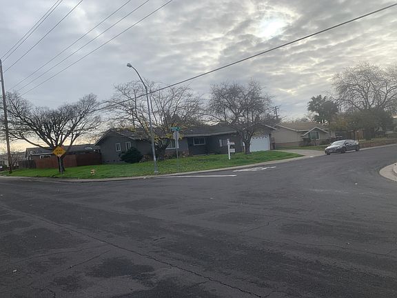 3rd image of 7740 Woodside Dr