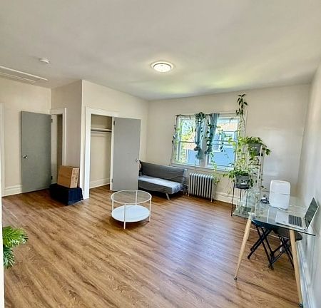 4th image of 136 Hobson St