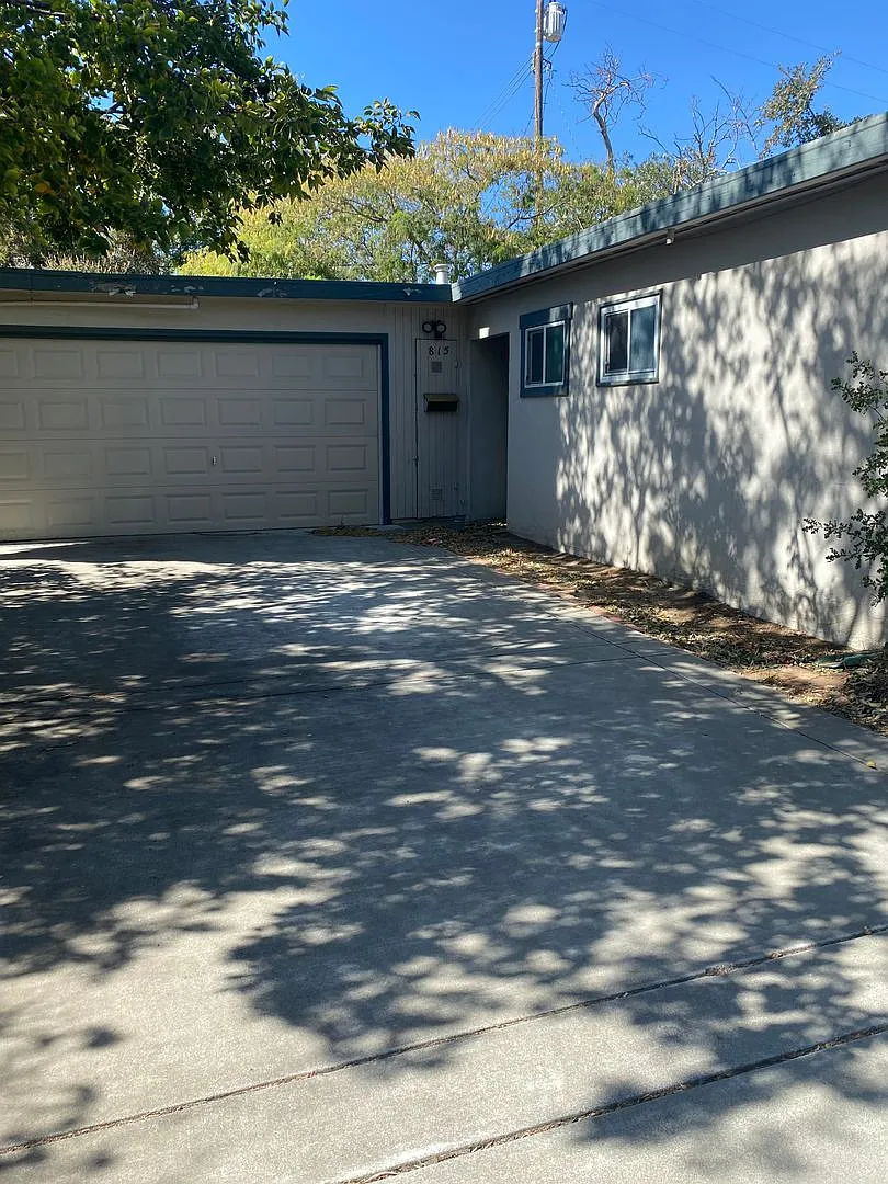 3 Bdrm/2 Bath Home Close to Downtown & Shopping-$500 Off 1st Month's Rent — Photo 2