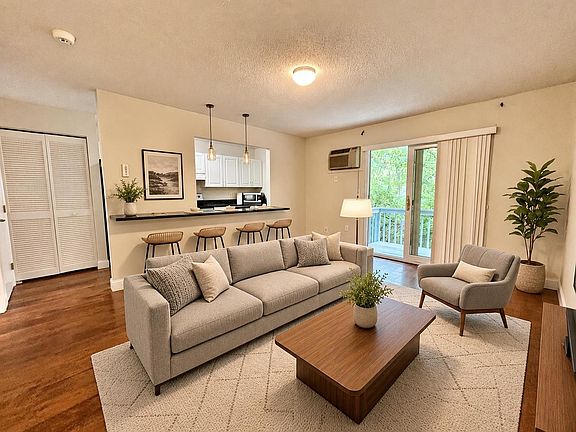 5th image of 19 Somers St Unit B8