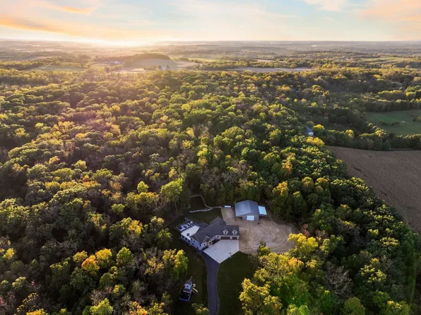 N8383 Smith Rd, Brooklyn, WI 53521