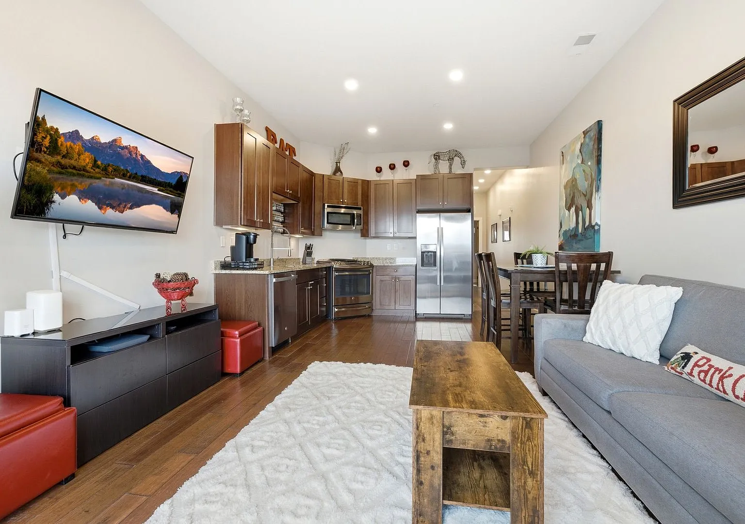 Fully Furnished Newpark Townhome - 1 car Garage - 6 Months up to 1 Year Lease — Photo 1