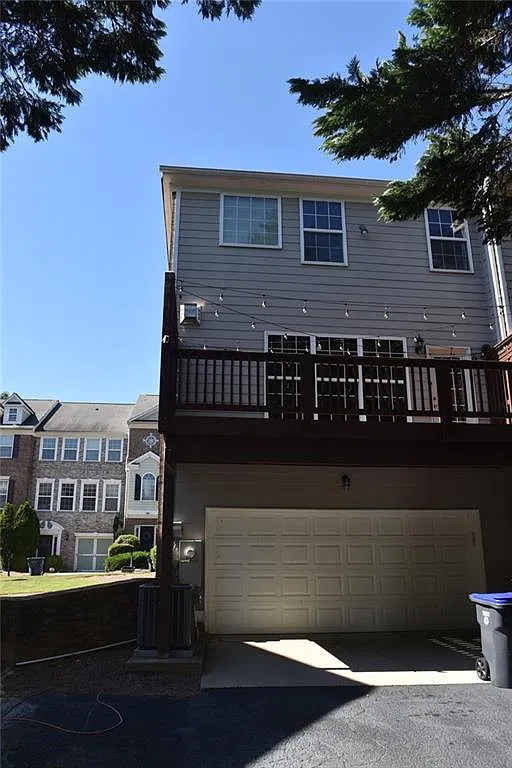 3 bed, 3.5 bath, 2394 sqft, $2,300 — Photo 3