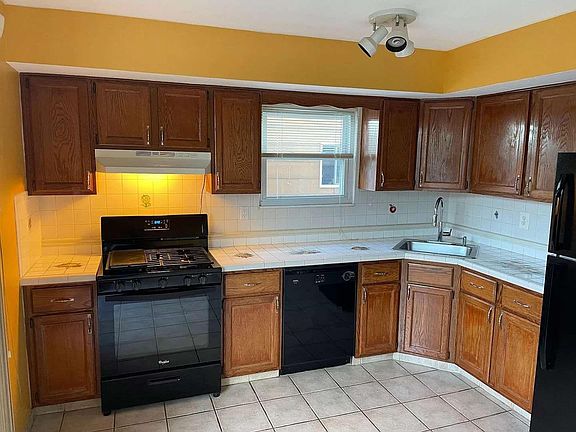 3rd image of 75 Purdue St Floor 2