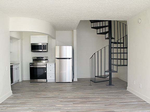 4th image of 843 N Knott St #841