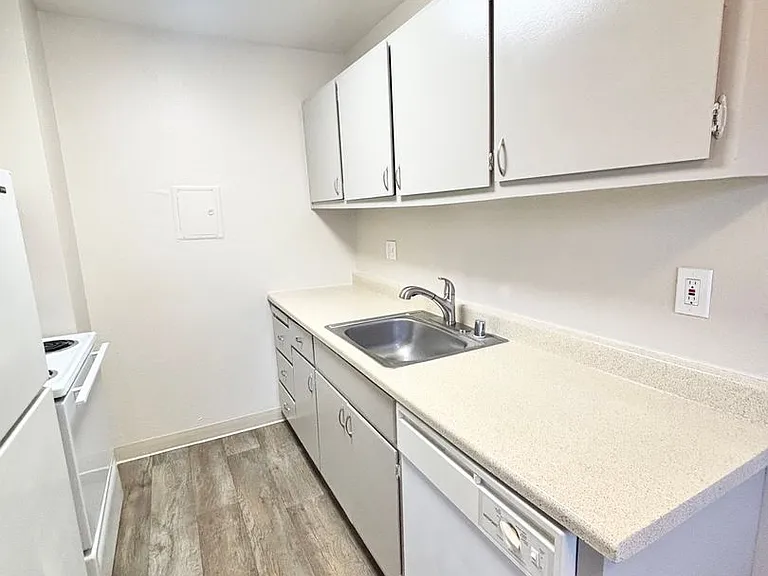 Park Place Apartments, Where Modern Comforts and Charm Meet! — Photo 19