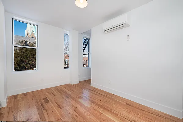 Rented by Max Apt LLC | media 7
