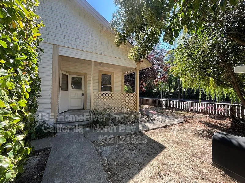 2 bed, 1.0 bath, 916 sqft, $2,200 — Photo 1