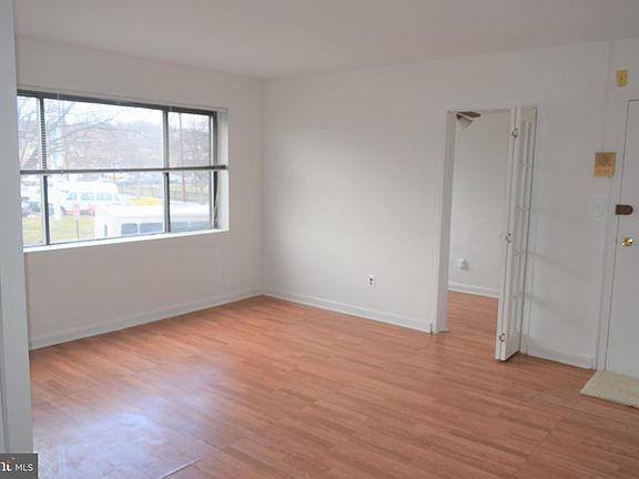 4th image of 1031 Michigan Ave NE APT 106