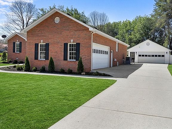 5th image of 74 Maple Dr