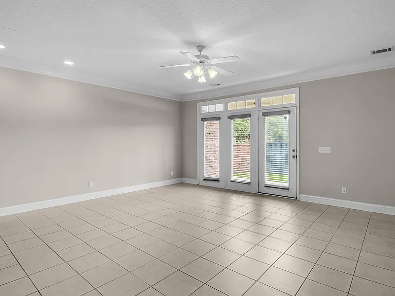 125 Ventura Pl — Photo 15