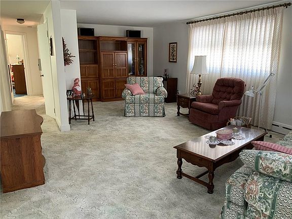 3rd image of 5 Meadowbrook Dr