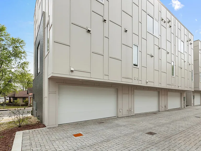 321 Douglas Ave — Photo 16