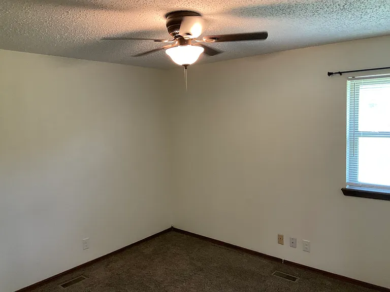1106 Hillside Dr — Photo 5