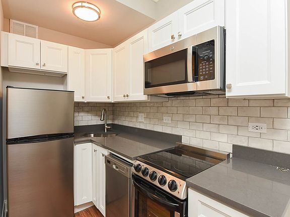 2nd image of 640 W Wrightwood Ave Unit 104