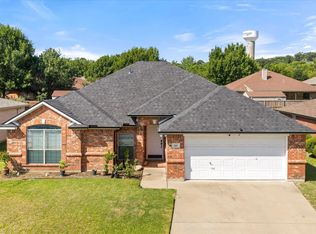 621 Creekview Dr, Burleson, TX 76028