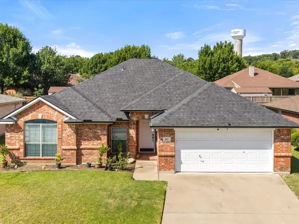 621 Creekview Dr, Burleson, TX 76028