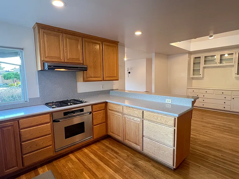 310 Alma Ln — Photo 15