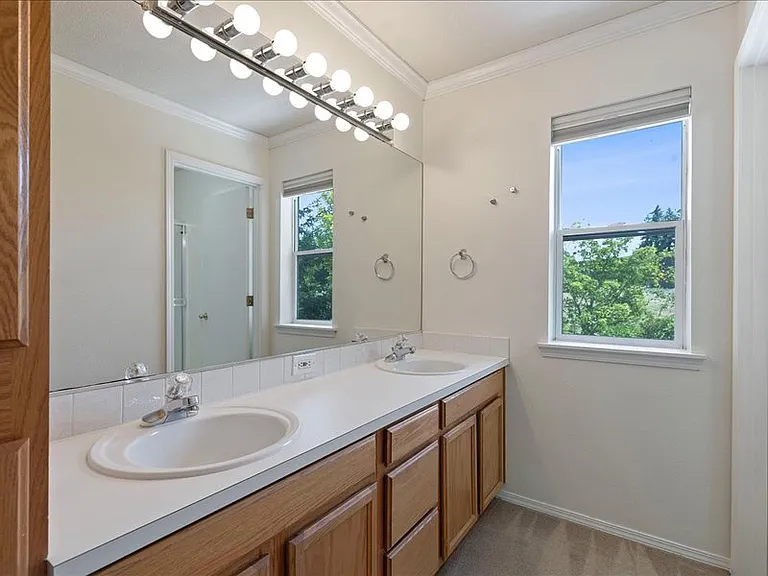 242 NE 49th Ave — Photo 17