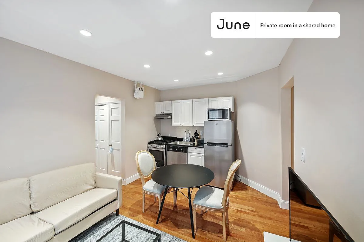 Queen bedroom in 2 bed/1 bath home in East Harlem #746 A — Photo 3