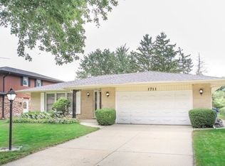 1711 N Aralia Dr, Mount Prospect, IL 60056