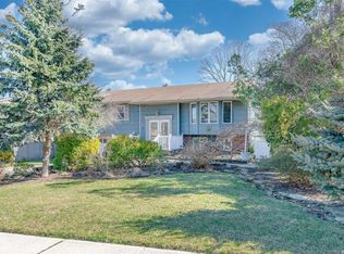 15 N Hoffman Ln, Hauppauge, NY 11788