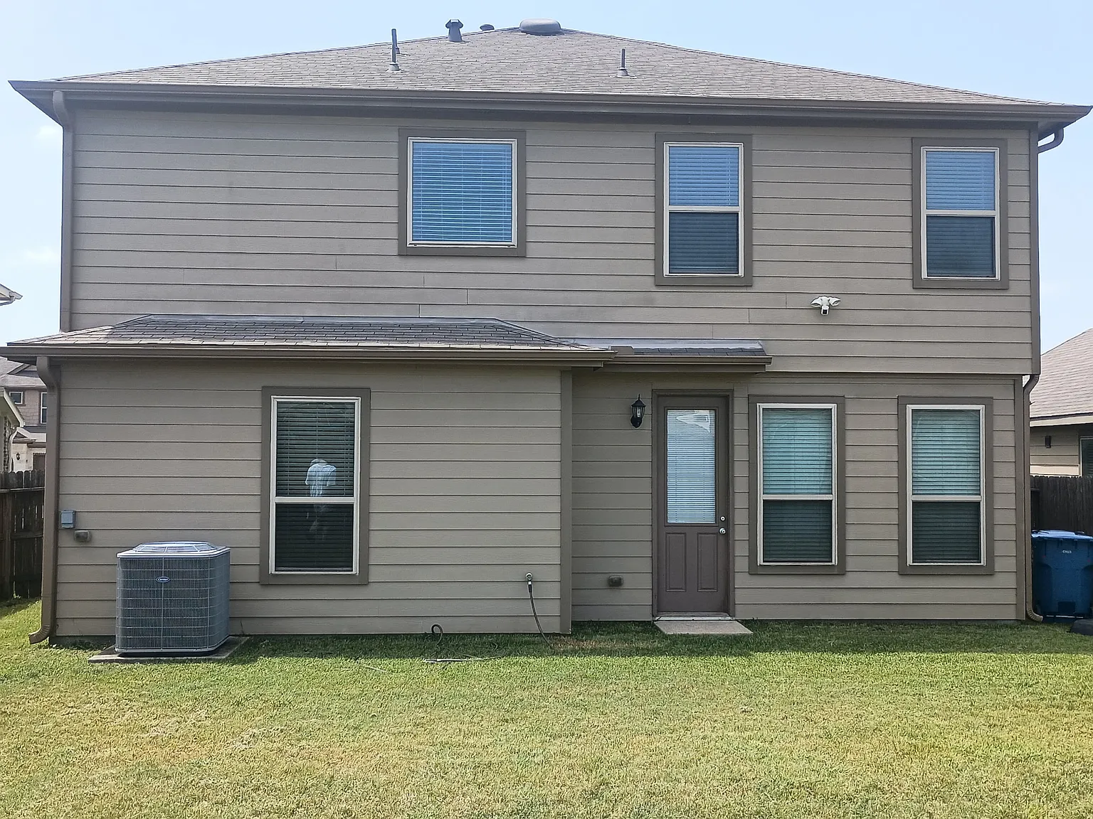 4 bed, 2.5 bath, 2750 sqft, $2,300 — Photo 3