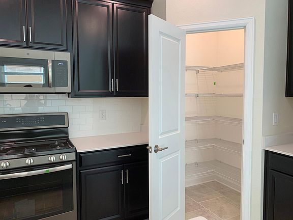 4th image of 1051 Oak Bluff Dr